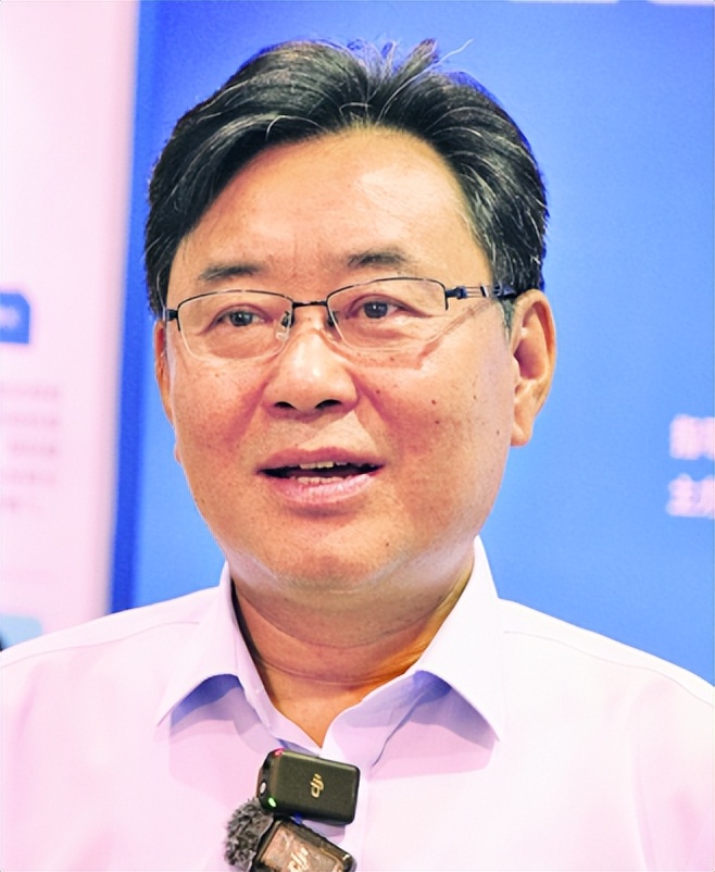 4-青島國(guó)信集團(tuán)黨委副書(shū)記，青島海洋集團(tuán)黨委副書(shū)記、董事長(zhǎng) 鄧友成.jpg